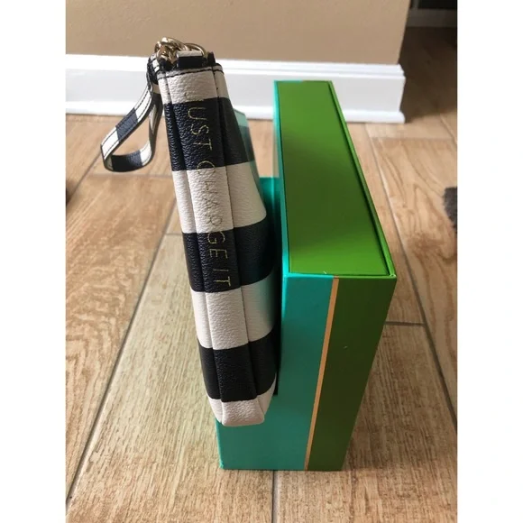 Kate Spade/Everpurse Phone Charging wristlet - Picture 8 of 9